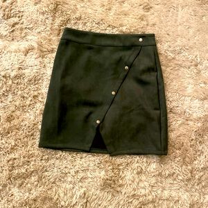 SOLD-Suede art green fitted skirt😍Size M